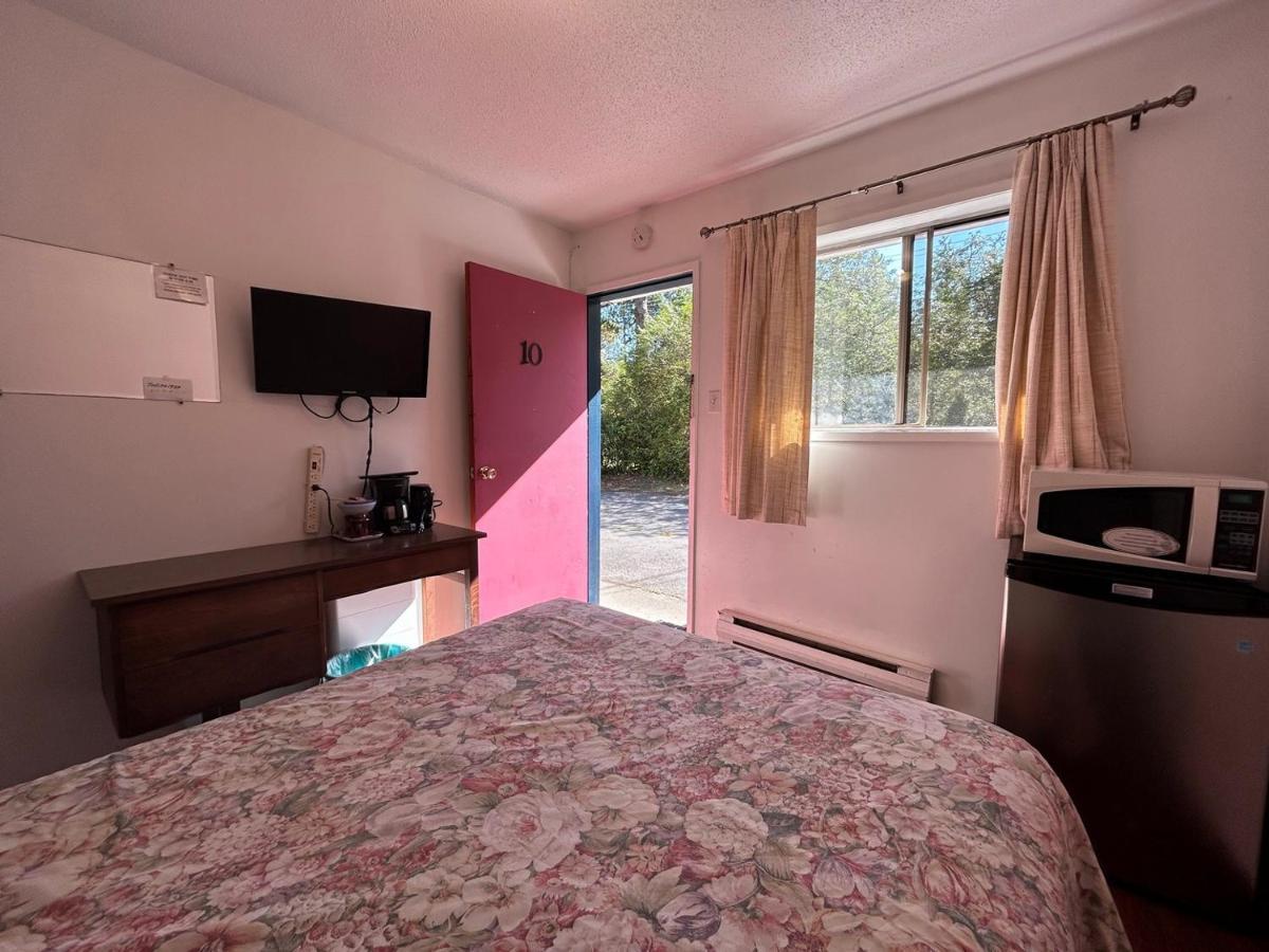 Dolphin Motel Tofino Bagian luar foto