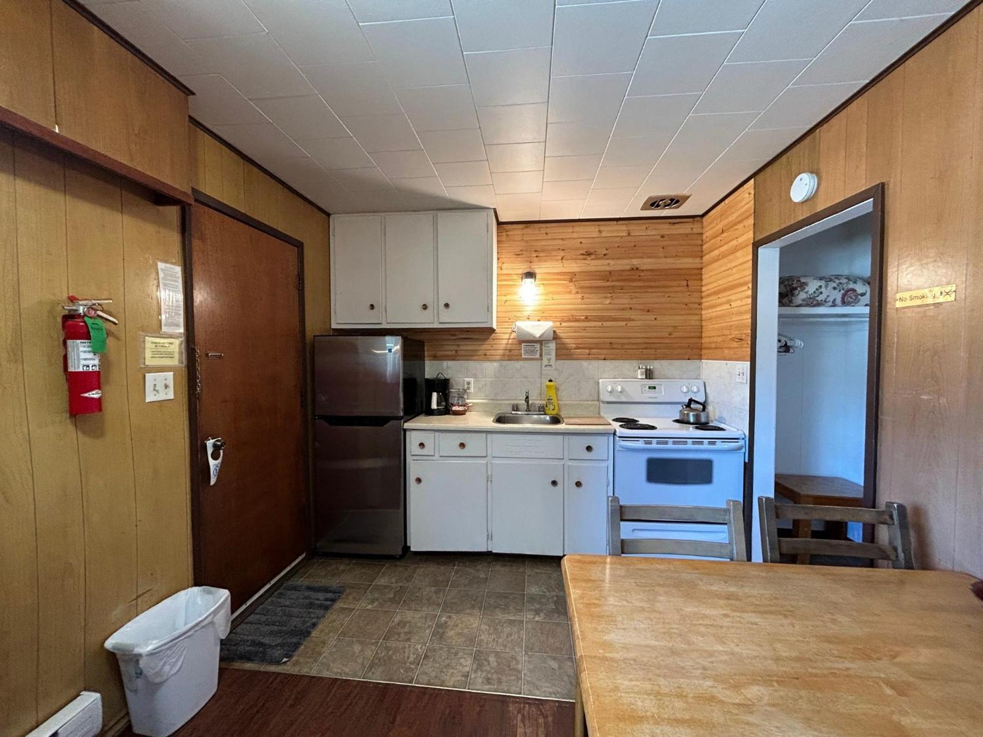 Dolphin Motel Tofino Bagian luar foto