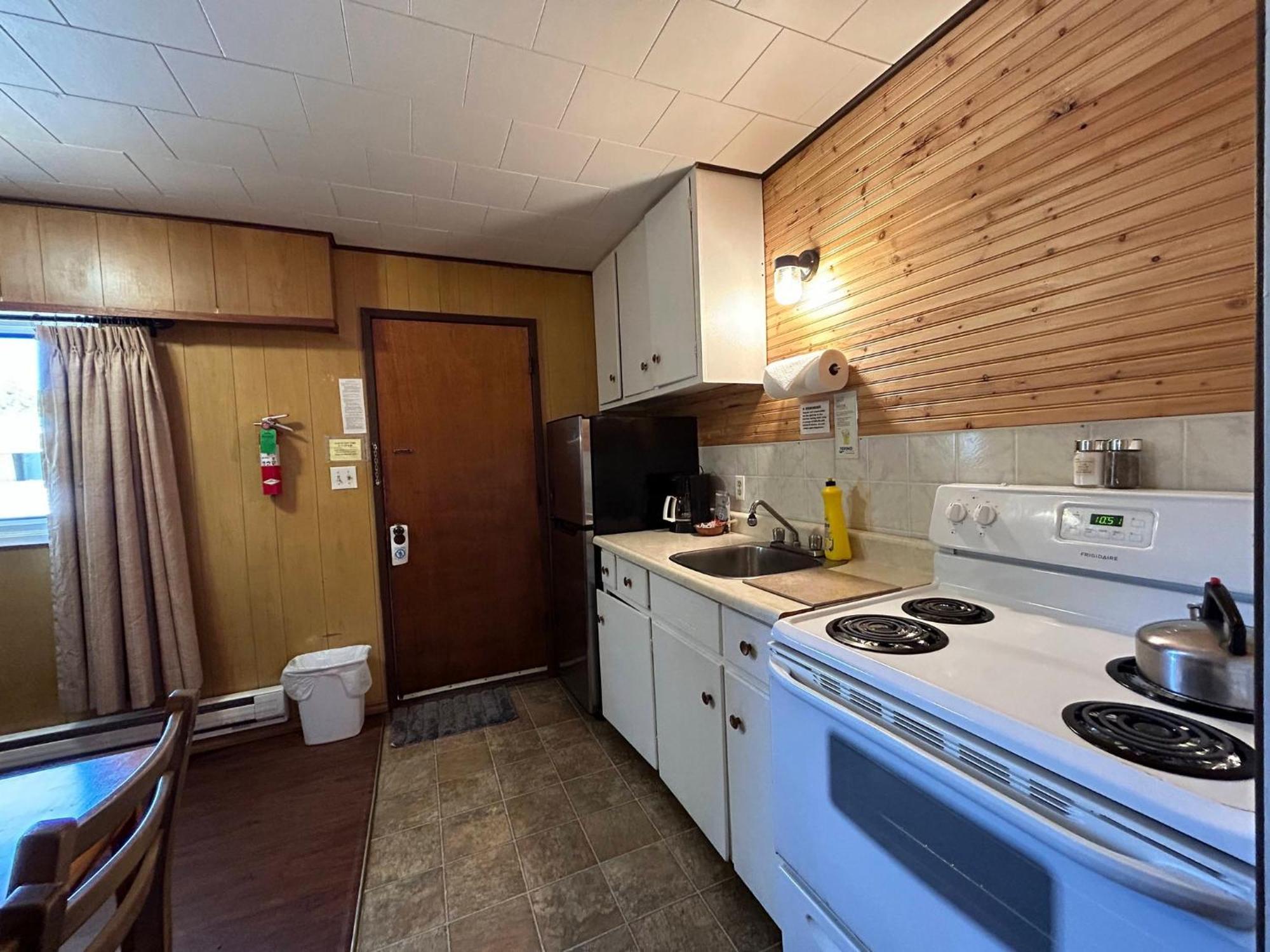 Dolphin Motel Tofino Bagian luar foto