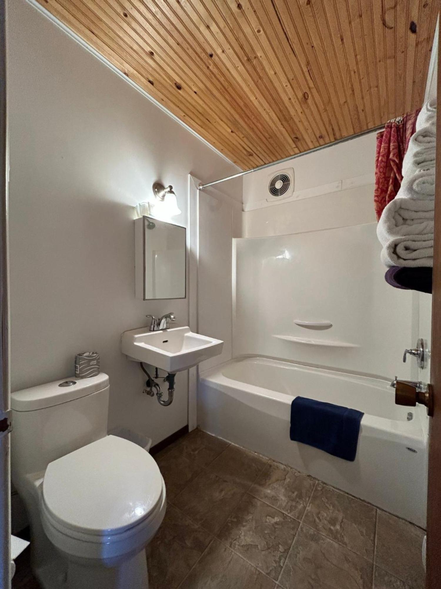 Dolphin Motel Tofino Bagian luar foto
