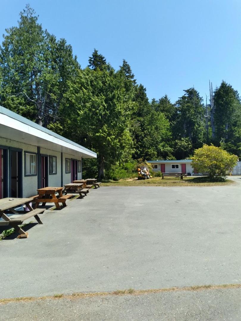 Dolphin Motel Tofino Bagian luar foto